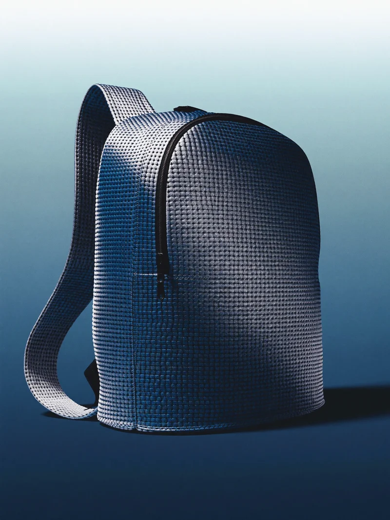 Illustration eines winkligen Daypacks aus Webgewebe mit skulpturalen Trägern